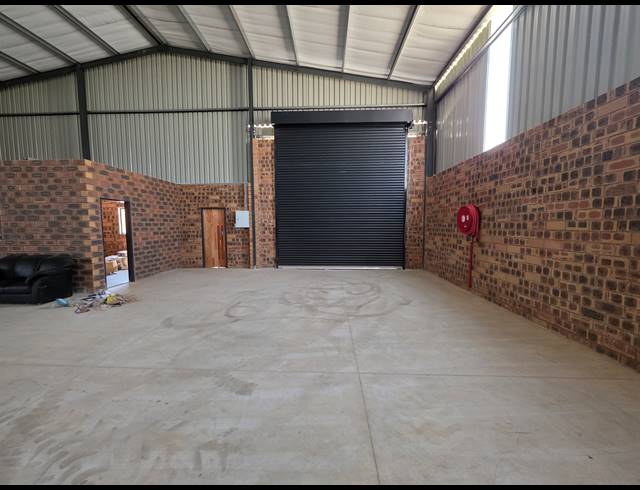 1,632M² WAREHOUSE TO LET IN AEROTON